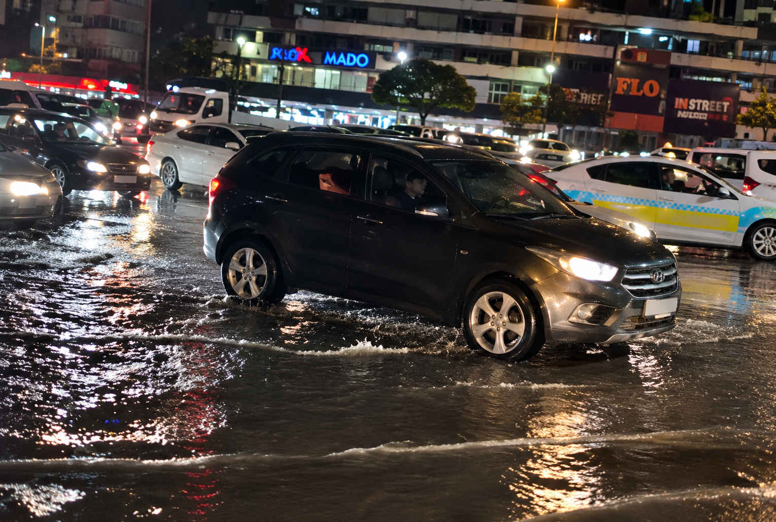 İskenderun’da Sağanak Yağmur Sonrası Yollar Göle Döndü!