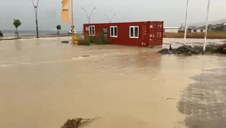 Yollar Taşkınlara, Yazlıklar Suya Teslim Oldu!