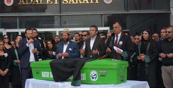 KALP KRİZİNE YENİK DÜŞEN AVUKAT ZEYBEKOĞLU’NA ADLİYE ÖNÜNDE VEDA