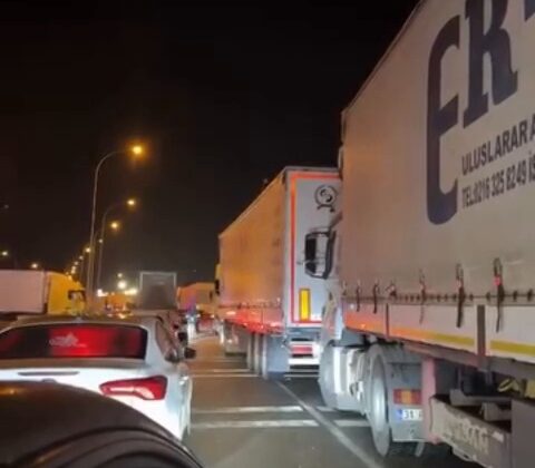 Cilvegözü Yolunda Trafik Yoğunluğu Sürüyor
