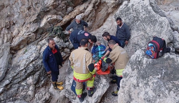 KARAMAĞARA KOYLARI’NDA KAYALIKLARDAN DÜŞEN VATANDAŞ AĞIR YARALANDI
